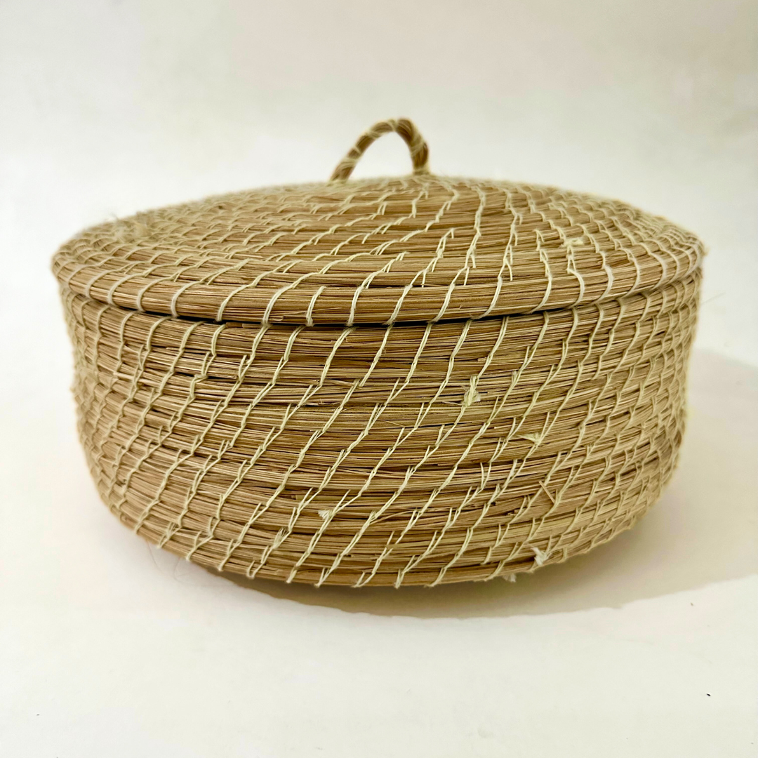 صندوق خيوط مع غطاء