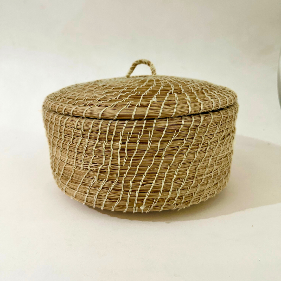 صندوق خيوط مع غطاء