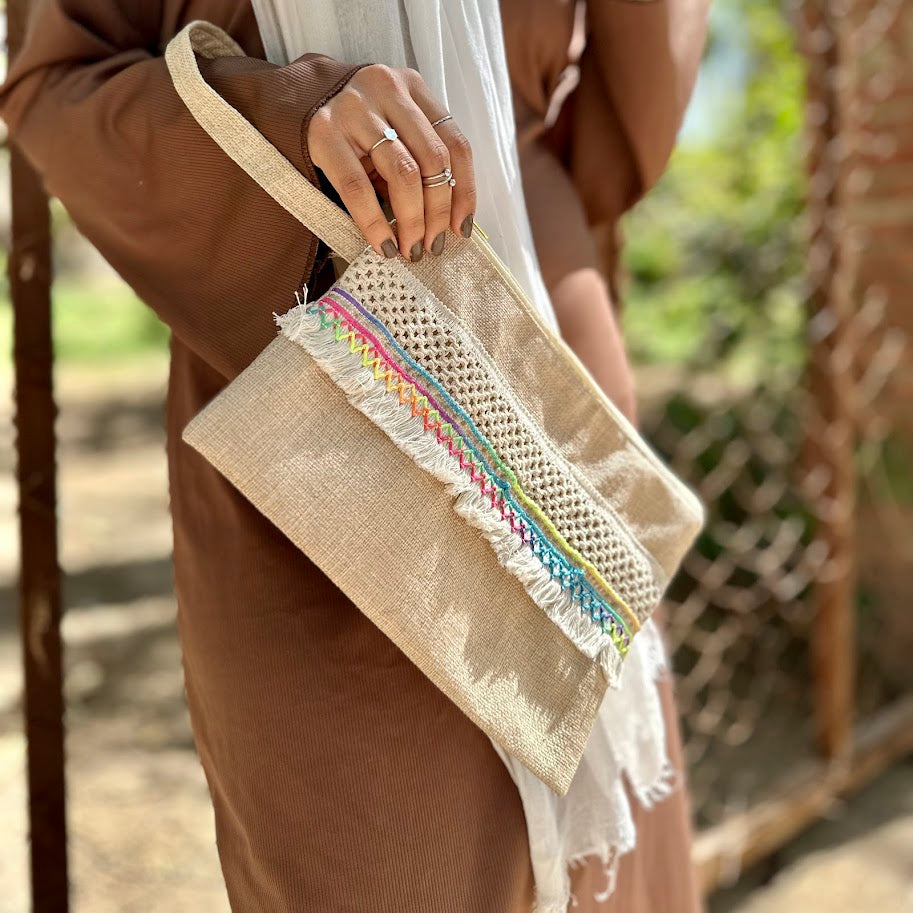 حقيبة يد مستطيلة من الجوت مع شراشيب