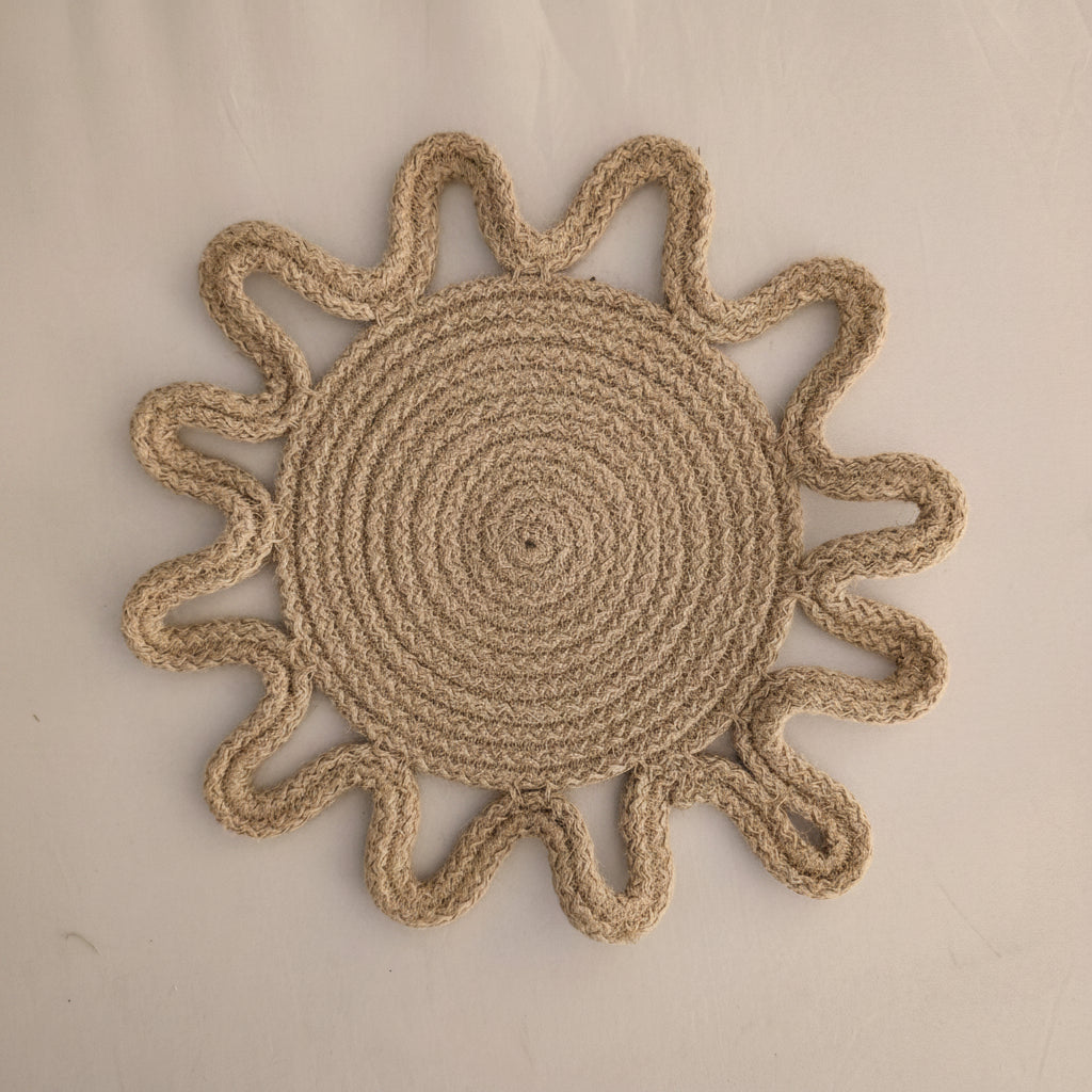 Sun-shaped jute placemat by Khoos