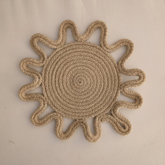 Sun-shaped jute placemat by Khoos